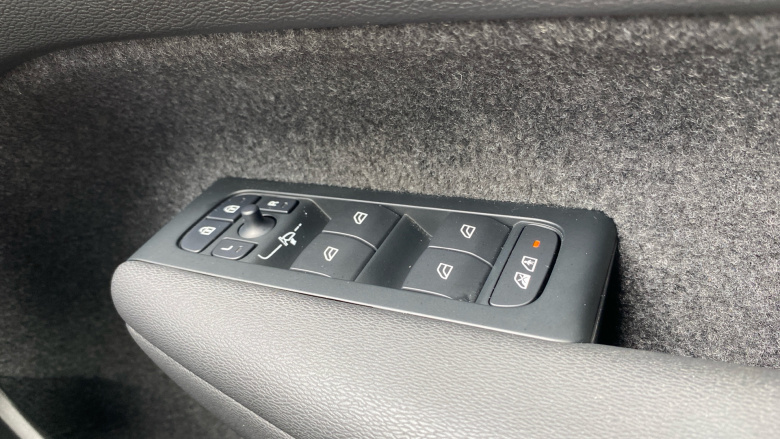 Volvo XC40 2.0 B4P Plus Black Edition 5dr Auto Petrol Estate